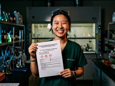Técnica de laboratório manuseando produtos químicos com segurança — tema da Ficha de Dados de Segurança (FDS)