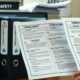 Pastas e documentos de segurança química lado a lado — diferenças entre FDS, FISPQ, FDSR, SDS e MSDS