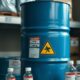 Tambor de produto químico com rótulo de perigo GHS e frascos em prateleira industrial — obrigatoriedade da FDS (ABNT NBR 14725)